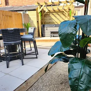 Xxhot Tubxx 4bed Semi, Sleeps 8, 2 Bathrooms Holiday home Blackpool