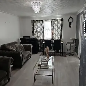 Apartment Spacious Two Bedrooms, Dagenham